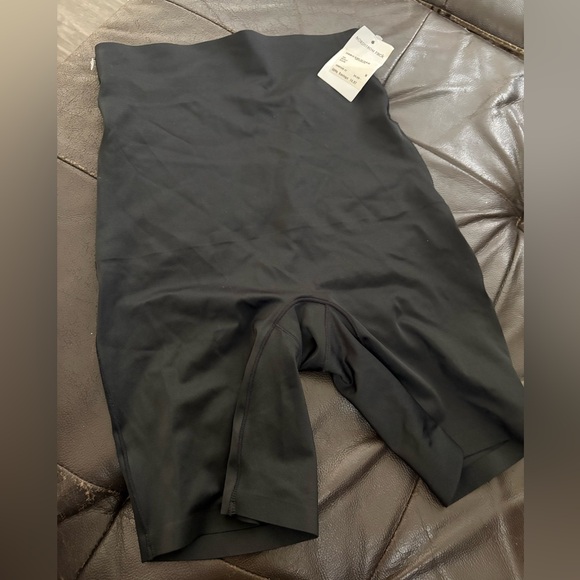 Seamless Black High-Waist Women's Shorts - Picture 5 of 6